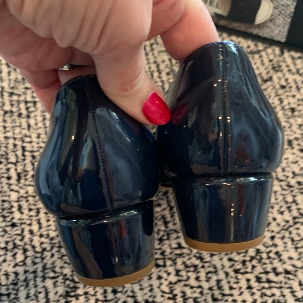 Salvatore Ferragamo Navy Patent Leather Vara Bow Flats with Gold Plaque. Size 7 - Picture 4 of 9